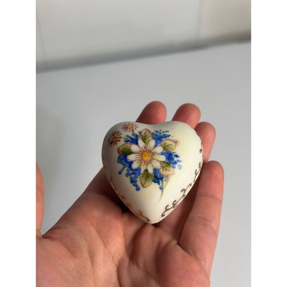 VTG Japan Heart Ceramic Jewelry Box Floral Hand Painted Gold Trim 2" - Picture 2 of 6